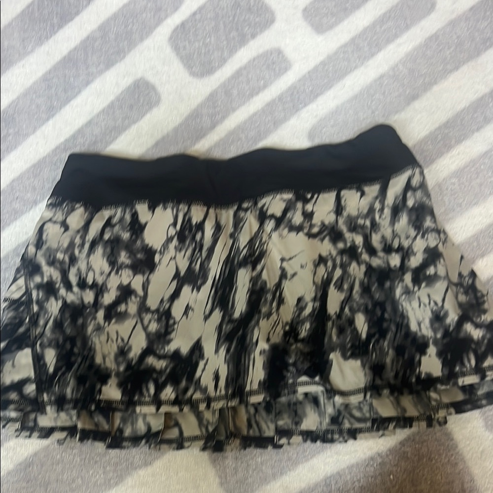 Lululemon Athletica Black and Cream Skirt